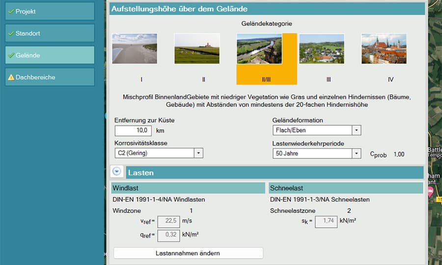 A screenshot of a software interface showing options for terrain categories, distance to coastline, corrosion class, and wind load calculations, including snow load specifications. Text is in German.